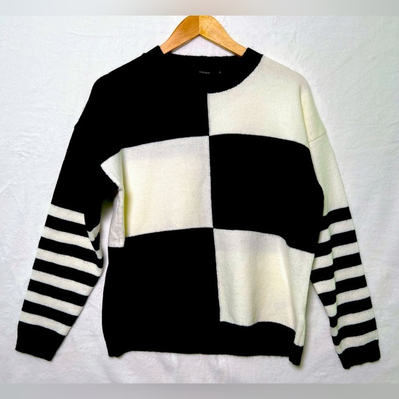 Sweaters - Forever 21 Black and White Pullover Sweater Women Size M